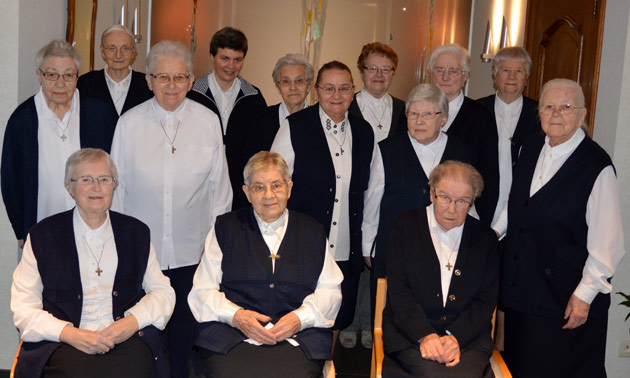 De 14 zusters van de communiteit van Zonnebeke begin 2018